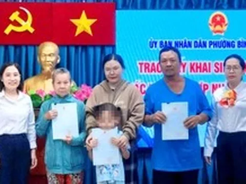 Cụ bà lượm ve chai ấm lòng nhận giấy khai sinh ở tuổi 73
