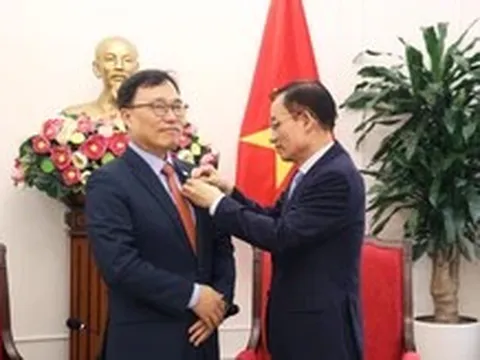 Đại sứ Hàn Quốc nhận kỷ niệm chương Vì sự nghiệp ngoại giao Việt Nam