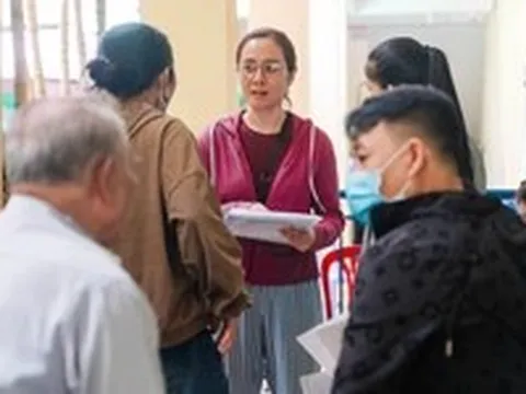 Phụ huynh đổ về phường xin chuyển nguyện vọng tuyển sinh đầu cấp cho con