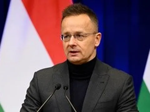 Cựu Ngoại trưởng Hungary bỏ ghế nghị sĩ để đầu quân cho hãng xe điện BYD
