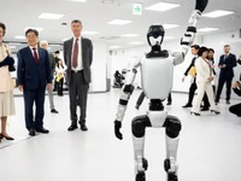 Công chúa Anne thích thú bắt tay robot trong chuyến thăm Hàn Quốc