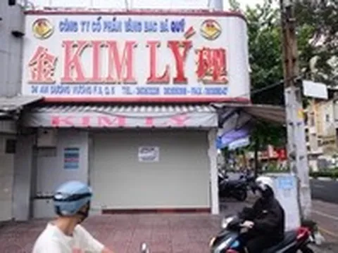 Tiệm vàng Kim Lý dán thông báo tạm ngưng 1 tháng, tiệm Ngọc Tâm tạm ngưng 2 tuần