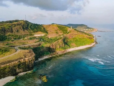 Cảnh báo du khách chụp ảnh 'sống ảo' trên núi ở Lý Sơn