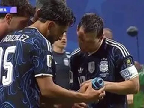 Messi 'lạnh người' khi phát hiện 'phao thi' của thủ môn Pickford