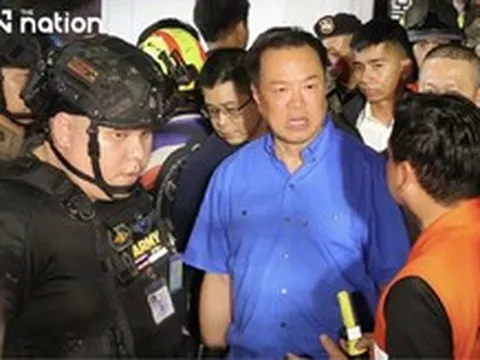 Điều tra người đàn ông đứng cạnh Thủ tướng Thái Lan, hiên ngang trả lời báo chí về vụ cháy quán bar
