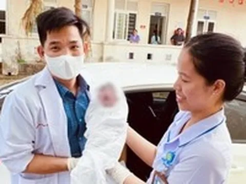 Sản phụ chuyển dạ khi vừa tới bệnh viện, y bác sĩ đỡ đẻ ngay trên băng ghế xe taxi