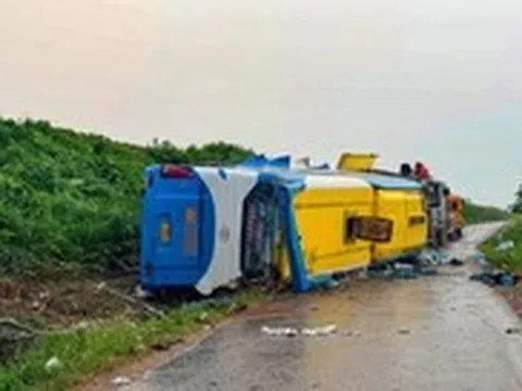 Vụ xe khách chở 32 người văng khỏi cao tốc: Thủ tướng yêu cầu khẩn trương điều tra nguyên nhân