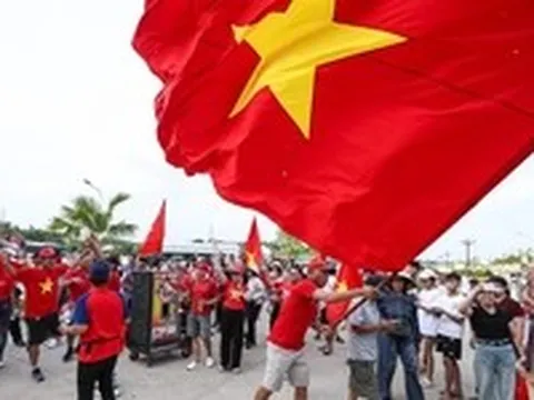Hàng ngàn khán giả kéo đến sân vận động Thái Nguyên chờ tuyển Việt Nam đấu Myanmar