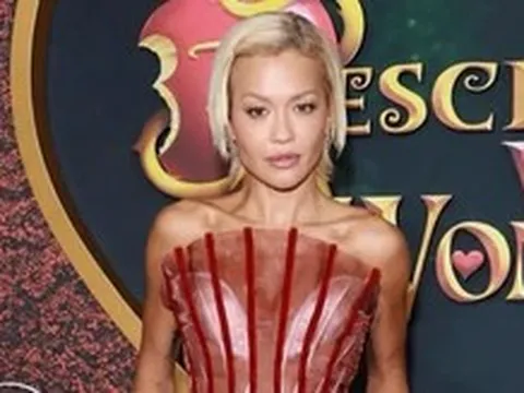 Rita Ora diện đầm đỏ của Đỗ Long trên thảm đỏ Hollywood