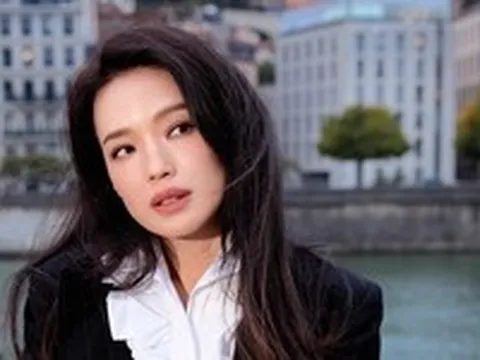 Phong cách tuổi 50 của Thư Kỳ là cẩm nang mặc đẹp chốn công sở
