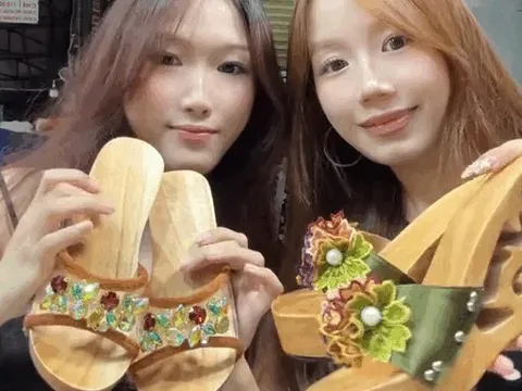 Khách Tây 'đu trend' đóng guốc mộc 300.000 đồng ở chợ Tân Định