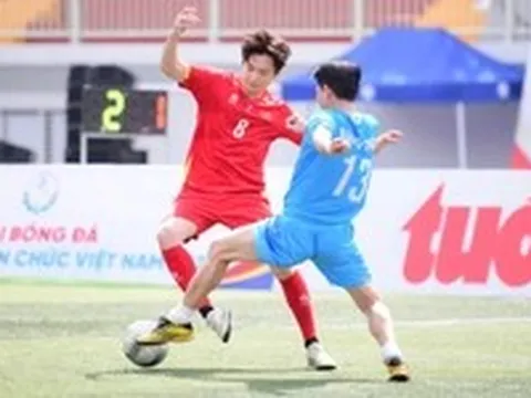 Đội bóng All Stars SG FC cùng BTC Giải bóng đá công nhân, viên chức Việt Nam ra sân 'tiếp sức' người lao động