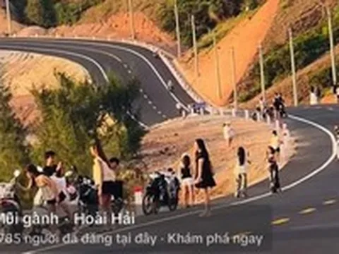 Bất chấp cảnh báo nguy hiểm, dân ùn ùn check-in đường ven biển Lộ Diêu chưa làm xong