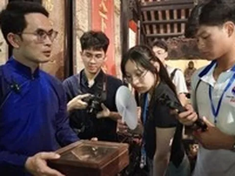 Cuộc gặp giữa hai thế hệ kiều bào bên dòng sông Hương