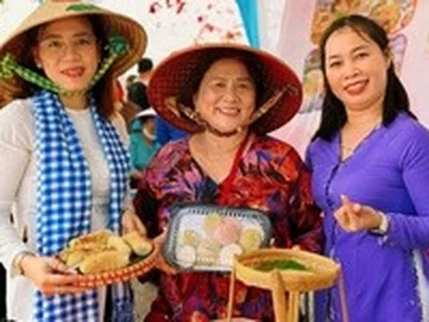 Đã mắt ngắm 'cá mập khổng lồ' ở hội thi thả diều vùng biên giới