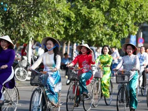 Hơn 2.000 người mặc áo dài tạo 'dải lụa' rực rỡ ven biển Nha Trang