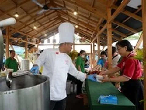 Đến ngày hội thanh niên công nhân, vừa nhận quà vừa thưởng thức phở miễn phí