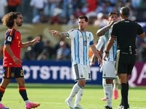 Messi bị chỉ trích vì dùng tiểu xảo yêu cầu phạt thẻ đỏ với cầu thủ Tây Ban Nha