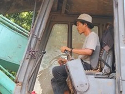 Nghề lái máy tìm nguồn nước đang gặp lúc 'trúng mùa'