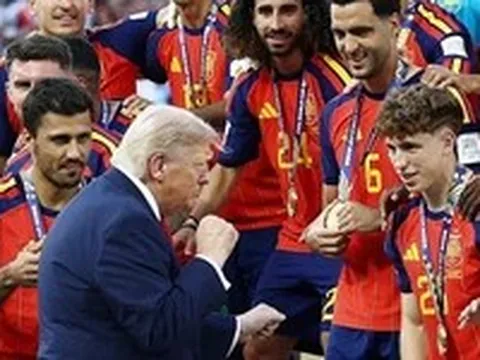 Nấn ná ở lại với đội Tây Ban Nha, Tổng thống Trump bị... mời khỏi bục trao giải