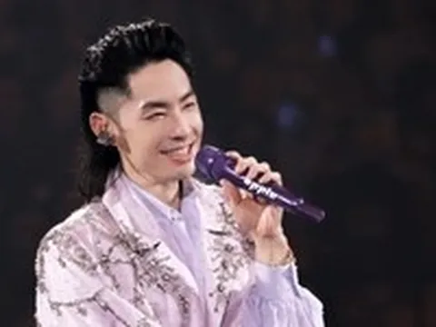Mỹ nam Vườn sao băng diện thiết kế của Trần Hùng trong tour concert quốc tế