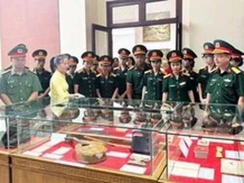 Xúc động, biết ơn khi xem những chiếc ba lô, bức thư tay, giấy báo tử của liệt sĩ