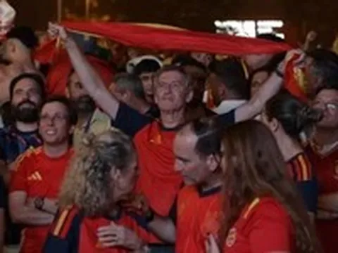 Tây Ban Nha vô địch World Cup 2026, đường phố ngập sắc cờ và ánh sáng