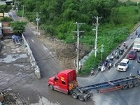 Các phường nhiều lần đề nghị đóng đấu nối bãi xe container tự phát dọc đường Võ Chí Công