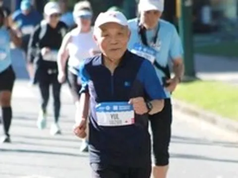Cụ ông 90 tuổi hoàn thành giải chạy 21km, mong 'đến 100 tuổi' vẫn được chạy