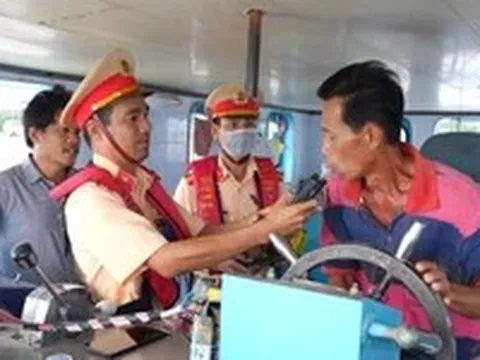 Đồng Tháp chấn chỉnh hoạt động tàu chở khách trên sông Tiền mùa mưa bão