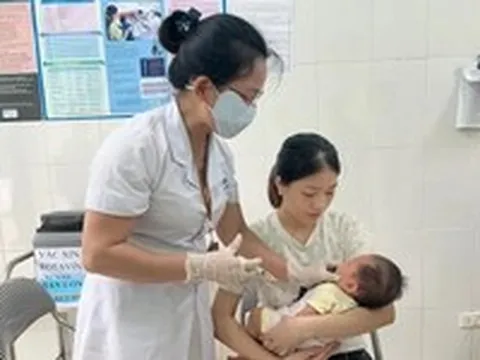 Website tra cứu sổ tiêm chủng tạm dừng, phụ huynh phải làm gì để xác nhận lịch tiêm chủng của trẻ?