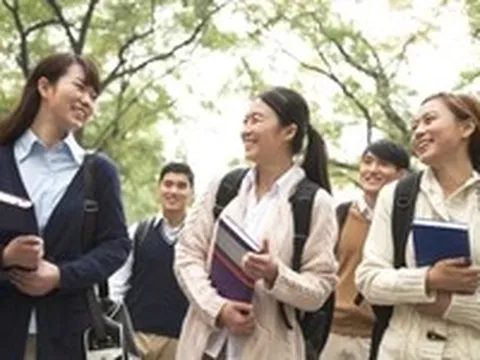Visa du học thay đổi lớn: Anh rút ngắn thời gian ở lại, Canada giảm chỉ tiêu