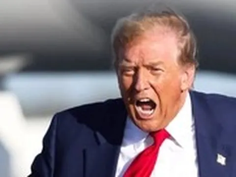 Ông Trump và Iran dọa 'ăn thua đủ': Dám bắn một tàu, mất liền một cây cầu