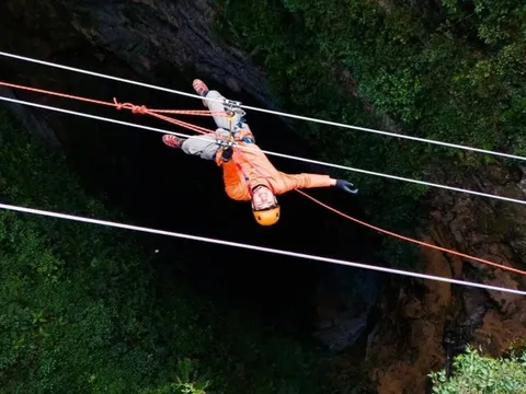 Đường đu dây đầu tiên ở Việt Nam qua hố sụt sâu 250 m
