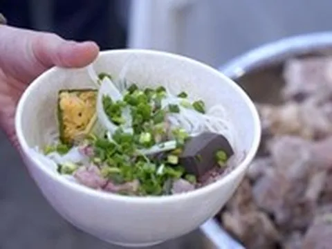 Huế khai hội bún bò bên sông Hương