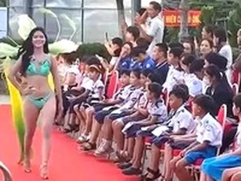 Để thí sinh hoa hậu trình diễn bikini trước mặt học sinh, ban tổ chức xin lỗi