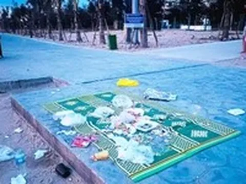 Ăn nhậu bê bối bên bờ biển Cửa Lò