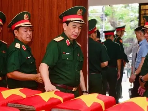 Đại tướng Phan Văn Giang dâng hương tưởng niệm các anh hùng liệt sĩ tại công viên Lê Thị Riêng