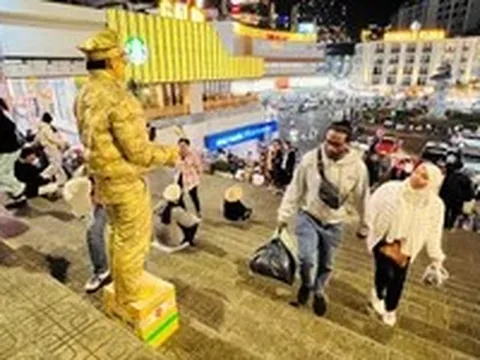 Nhân tượng ở phố sương mù kiên trì trong gió lạnh kiếm thêm thu nhập