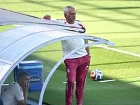 HLV Mourinho ra mắt Real Madrid ở 'trận giao hữu kỳ lạ'