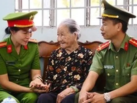 Thắp ngọn nến tri ân, đến thăm Mẹ Việt Nam anh hùng