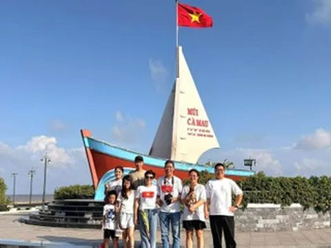 Đóng cửa hàng, gia đình 3 thế hệ ở Hà Nội lái xe xuyên Việt gần 2 tháng