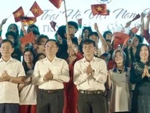 Hơn 100 kiều bào trẻ hô vang 'Việt Nam, Hồ Chí Minh' trong lễ bế mạc Trại hè Việt Nam