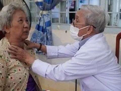 Bác sĩ thiện nguyện về quê nghèo khám chữa bệnh miễn phí