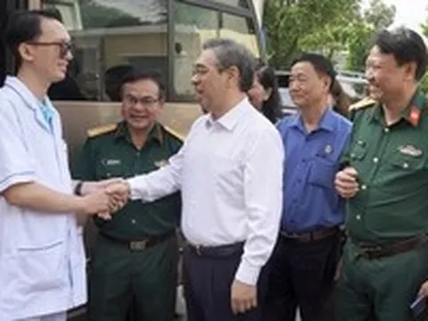 Đoàn y bác sĩ Bệnh viện Quân y 7A về vùng căn cứ cách mạng chăm sóc sức khỏe người dân