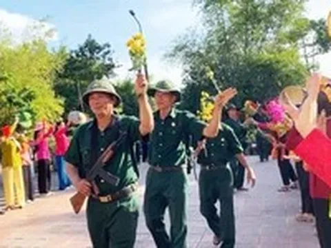 Rưng rưng cảnh bộ đội hành quân trở về trong vòng tay yêu thương của nhân dân