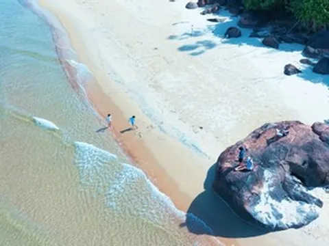 Bãi biển nước trong vắt, 'không bóng người' ở Huế khiến gia đình Hà Nội thích mê