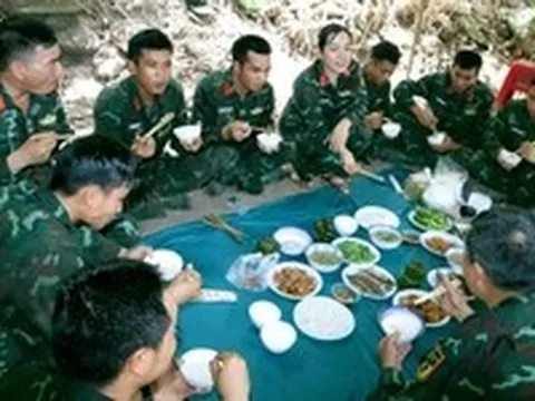 Bộ đội nữ vượt đường rừng tiếp cơm lực lượng quy tập hài cốt liệt sĩ ở hang Đá Sập