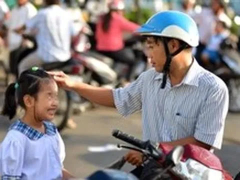 Cha mẹ hãy mỉm cười trước khi hỏi con về bài học
