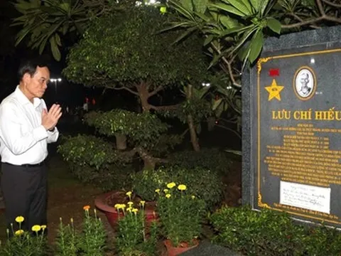 Bí thư Trần Lưu Quang cùng lãnh đạo TP.HCM dâng hương, thắp nến tri ân anh hùng liệt sĩ tại Côn Đảo